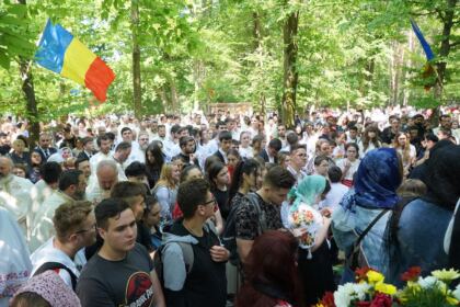 Peste 1.200 de tineri au participat la sărbătoarea Preasfintei Treimi în pădurea Buciumenilor – fotografia 39