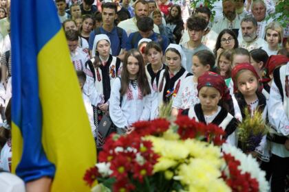 Peste 1.200 de tineri au participat la sărbătoarea Preasfintei Treimi în pădurea Buciumenilor – fotografia 40