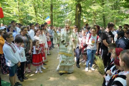 Peste 1.200 de tineri au participat la sărbătoarea Preasfintei Treimi în pădurea Buciumenilor – fotografia 41