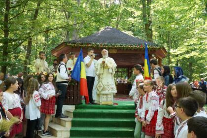Peste 1.200 de tineri au participat la sărbătoarea Preasfintei Treimi în pădurea Buciumenilor – fotografia 42