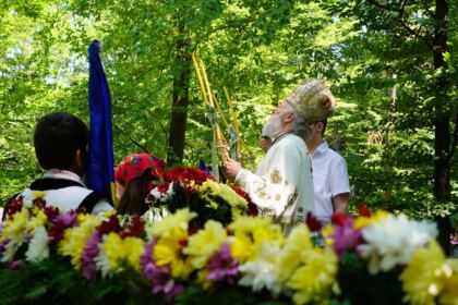 Peste 1.200 de tineri au participat la sărbătoarea Preasfintei Treimi în pădurea Buciumenilor – fotografia 43