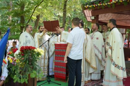 Peste 1.200 de tineri au participat la sărbătoarea Preasfintei Treimi în pădurea Buciumenilor – fotografia 44
