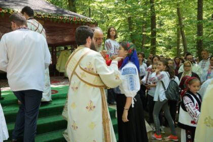 Peste 1.200 de tineri au participat la sărbătoarea Preasfintei Treimi în pădurea Buciumenilor – fotografia 45