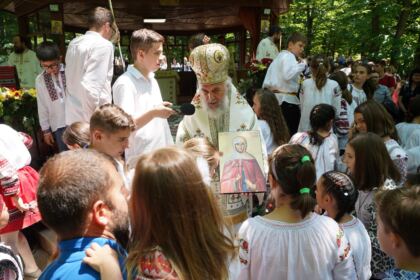Peste 1.200 de tineri au participat la sărbătoarea Preasfintei Treimi în pădurea Buciumenilor – fotografia 48