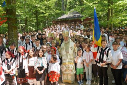 Peste 1.200 de tineri au participat la sărbătoarea Preasfintei Treimi în pădurea Buciumenilor – fotografia 49