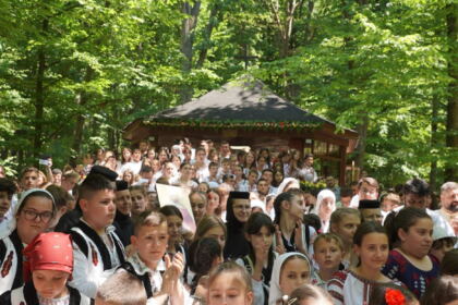 Peste 1.200 de tineri au participat la sărbătoarea Preasfintei Treimi în pădurea Buciumenilor – fotografia 50