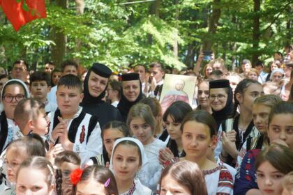 Peste 1.200 de tineri au participat la sărbătoarea Preasfintei Treimi în pădurea Buciumenilor – fotografia 51