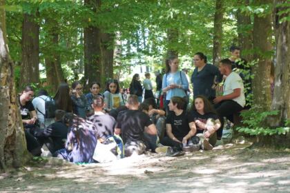 Peste 1.200 de tineri au participat la sărbătoarea Preasfintei Treimi în pădurea Buciumenilor – fotografia 52