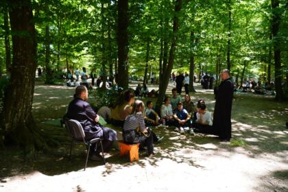Peste 1.200 de tineri au participat la sărbătoarea Preasfintei Treimi în pădurea Buciumenilor – fotografia 56