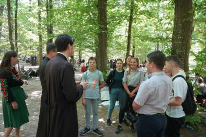 Peste 1.200 de tineri au participat la sărbătoarea Preasfintei Treimi în pădurea Buciumenilor – fotografia 57
