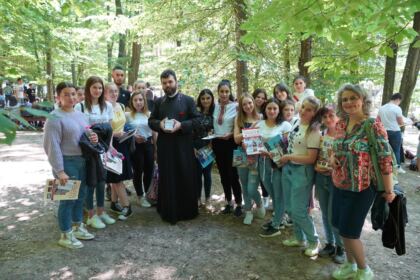 Peste 1.200 de tineri au participat la sărbătoarea Preasfintei Treimi în pădurea Buciumenilor – fotografia 58