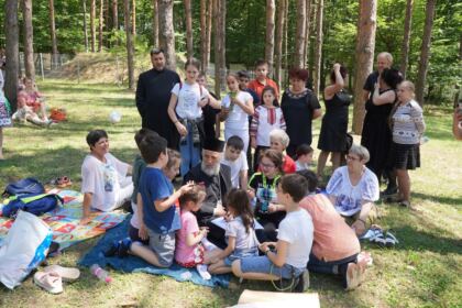 Peste 1.200 de tineri au participat la sărbătoarea Preasfintei Treimi în pădurea Buciumenilor – fotografia 60
