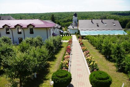 Peste 1.200 de tineri au participat la sărbătoarea Preasfintei Treimi în pădurea Buciumenilor – fotografia 62
