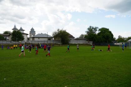 Peste 200 de copii au participat la Campionatul şcolar de fotbal „Tinereţe şi credinţă“ în Protopopiatul Nicoreşti – fotografia 17