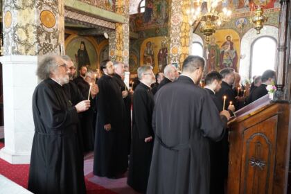 Întrunire consultativă cu tinerii din parohiile gălăţene – fotografia 11