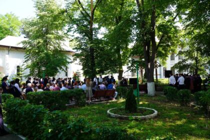 Zi de sărbătoare şi de bucurie pentru elevii seminarişti gălăţeni – fotografia 32