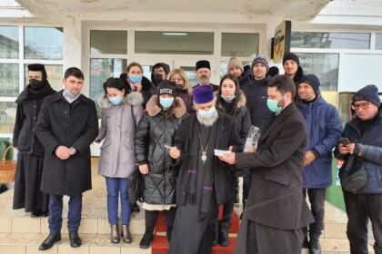 ÎPS Casian, împreună cu studenţii teologi, au vizitat refugiaţii din Ucraina – fotografia 1