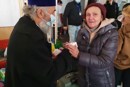 ÎPS Casian, împreună cu studenţii teologi, au vizitat refugiaţii din Ucraina – fotografia 2