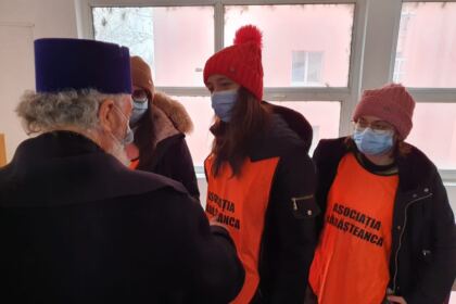 ÎPS Casian, împreună cu studenţii teologi, au vizitat refugiaţii din Ucraina – fotografia 3