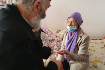 ÎPS Casian, împreună cu studenţii teologi, au vizitat refugiaţii din Ucraina – fotografia 4