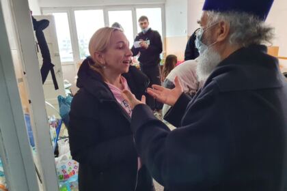 ÎPS Casian, împreună cu studenţii teologi, au vizitat refugiaţii din Ucraina – fotografia 5