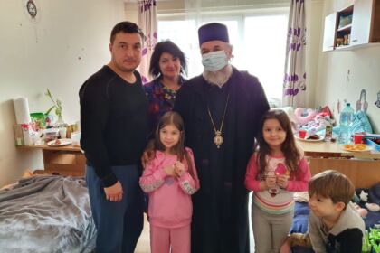 ÎPS Casian, împreună cu studenţii teologi, au vizitat refugiaţii din Ucraina – fotografia 6