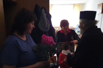 ÎPS Casian, împreună cu studenţii teologi, au vizitat refugiaţii din Ucraina – fotografia 7