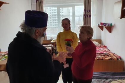 ÎPS Casian, împreună cu studenţii teologi, au vizitat refugiaţii din Ucraina – fotografia 8