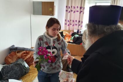 ÎPS Casian, împreună cu studenţii teologi, au vizitat refugiaţii din Ucraina – fotografia 10