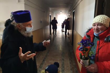 ÎPS Casian, împreună cu studenţii teologi, au vizitat refugiaţii din Ucraina – fotografia 11
