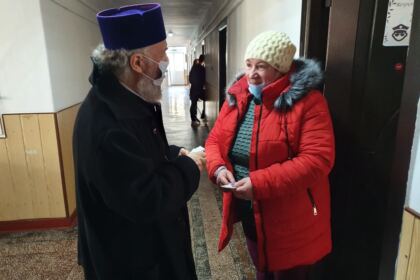 ÎPS Casian, împreună cu studenţii teologi, au vizitat refugiaţii din Ucraina – fotografia 12