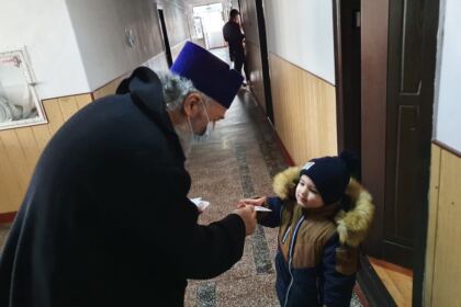 ÎPS Casian, împreună cu studenţii teologi, au vizitat refugiaţii din Ucraina – fotografia 13