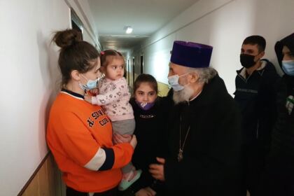ÎPS Casian, împreună cu studenţii teologi, au vizitat refugiaţii din Ucraina – fotografia 14