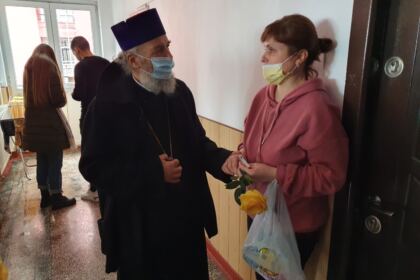ÎPS Casian, împreună cu studenţii teologi, au vizitat refugiaţii din Ucraina – fotografia 15