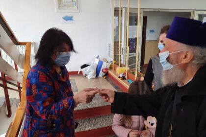 ÎPS Casian, împreună cu studenţii teologi, au vizitat refugiaţii din Ucraina – fotografia 16