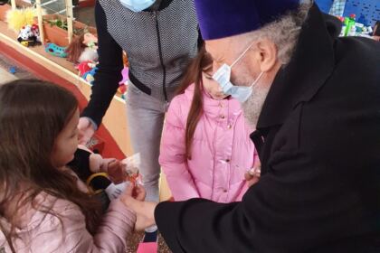 ÎPS Casian, împreună cu studenţii teologi, au vizitat refugiaţii din Ucraina – fotografia 18