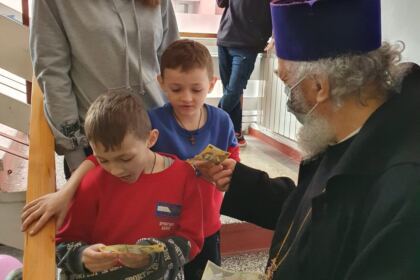 ÎPS Casian, împreună cu studenţii teologi, au vizitat refugiaţii din Ucraina – fotografia 19
