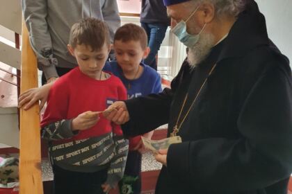 ÎPS Casian, împreună cu studenţii teologi, au vizitat refugiaţii din Ucraina – fotografia 20