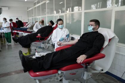 Preoţii din Protopopiatul Brăila au donat sânge pentru semenii aflaţi în suferinţă – fotografia 8