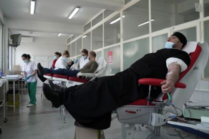 Preoţii din Protopopiatul Brăila au donat sânge pentru semenii aflaţi în suferinţă – fotografia 11