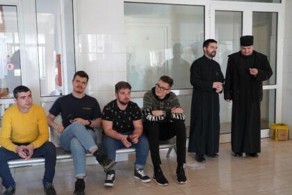 O nouă acţiune de donare de sânge a preoţilor şi tinerilor tecuceni – fotografia 5