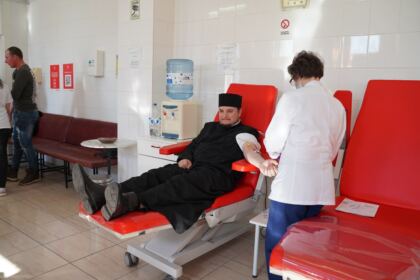O nouă acţiune de donare de sânge a preoţilor şi tinerilor tecuceni – fotografia 8