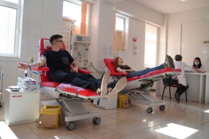 O nouă acţiune de donare de sânge a preoţilor şi tinerilor tecuceni – fotografia 13