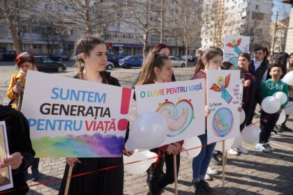 „Marşul pentru viaţă“ în Arhiepiscopia Dunării de Jos – fotografia 4