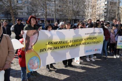 „Marşul pentru viaţă“ în Arhiepiscopia Dunării de Jos – fotografia 11