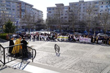 „Marşul pentru viaţă“ în Arhiepiscopia Dunării de Jos – fotografia 17