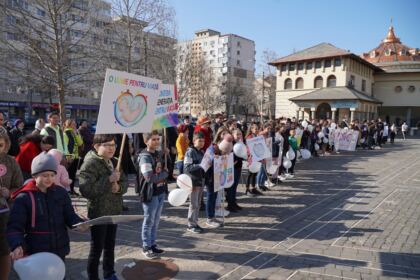 „Marşul pentru viaţă“ în Arhiepiscopia Dunării de Jos – fotografia 20