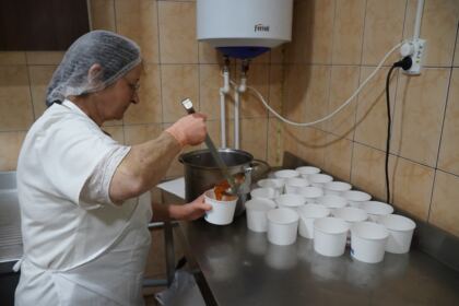 Ajutoare pentru tinerii orfani şi copiii nevoiaşi prin Centrul social „Sfântul Vasile cel Mare“ din Brăila – fotografia 10