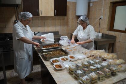 Ajutoare pentru tinerii orfani şi copiii nevoiaşi prin Centrul social „Sfântul Vasile cel Mare“ din Brăila – fotografia 11