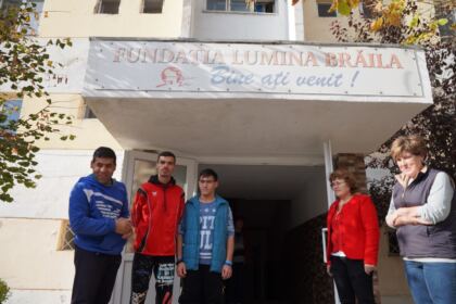 Ajutoare pentru tinerii orfani şi copiii nevoiaşi prin Centrul social „Sfântul Vasile cel Mare“ din Brăila – fotografia 26